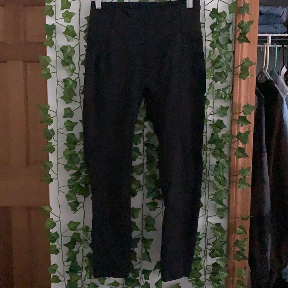 black lululemon cropped leggings